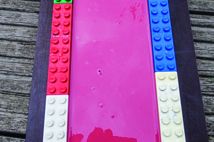 4. Die Masse dann bei Zimmertemperatur aushärten lassen und die Legosteine entfernen.