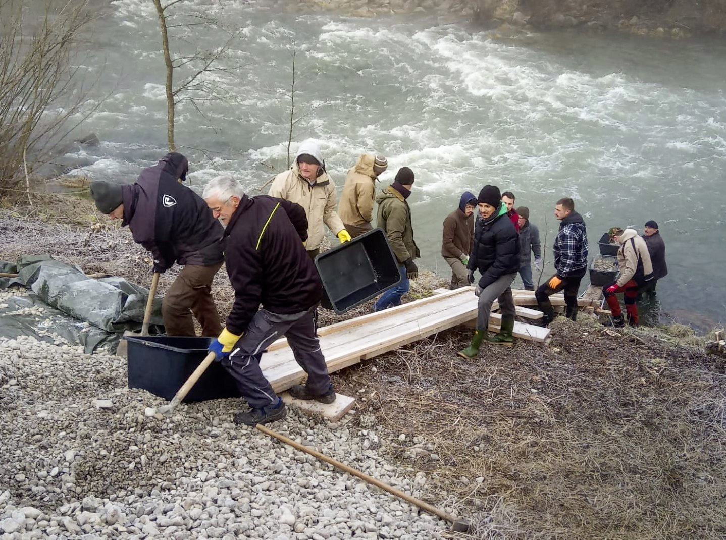 Kies-Aktion im Neckar