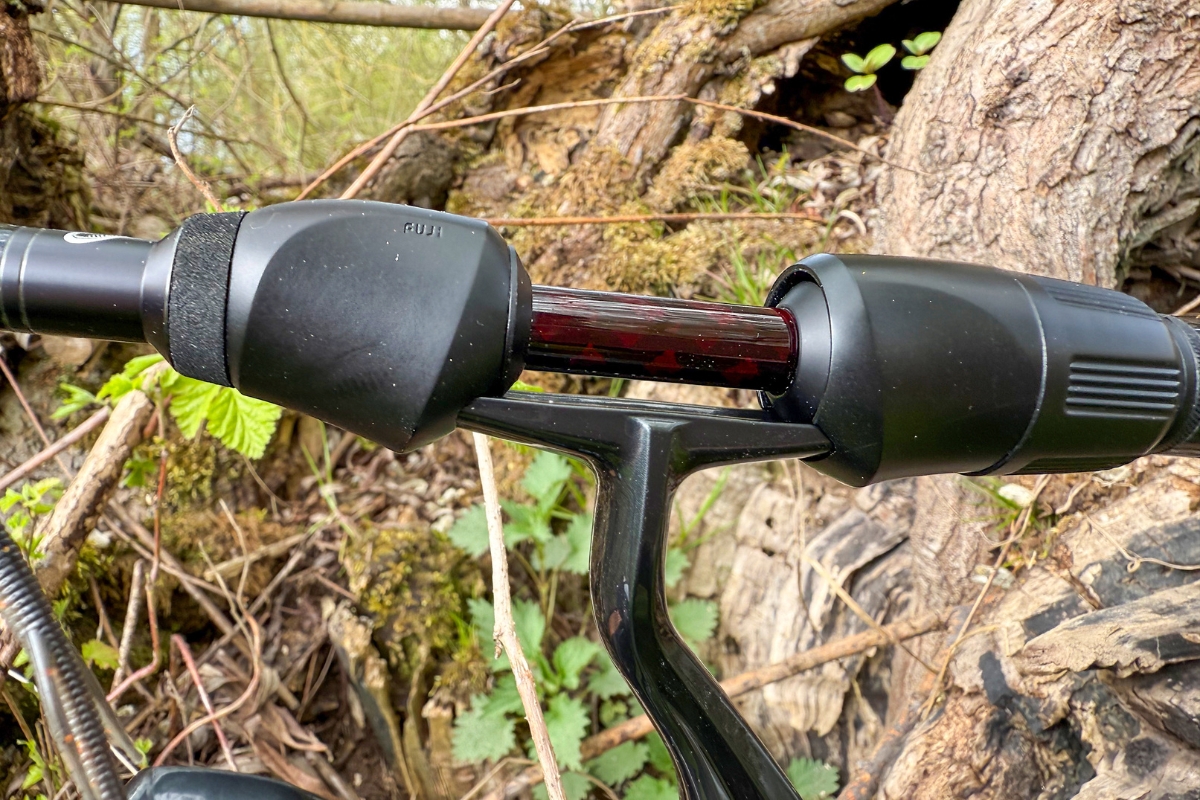 Rollenhalter der Savage Gear Revenge SG6 Tex / Caro