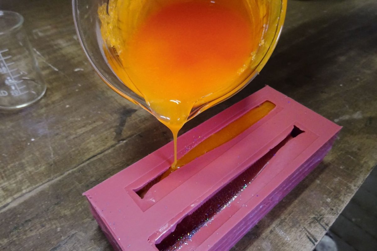 Gummifische selber gießen – so entstehen individuelle Gummifische in eigenen Farbkreationen.