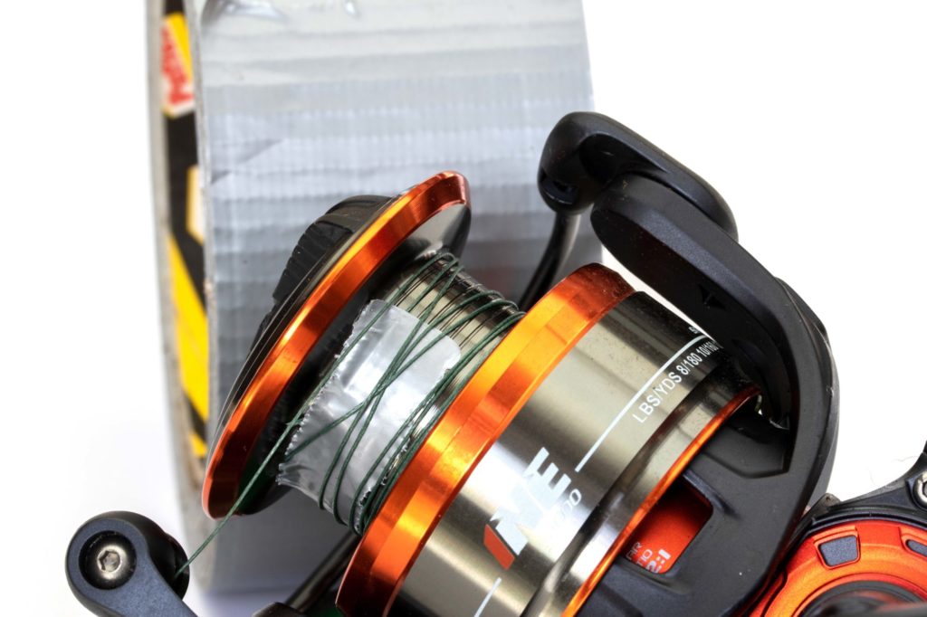 Schnurspule mit Geflecht und Klebeband