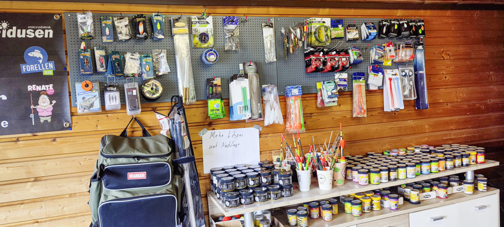 In der Angelhütte beim Eingang kann man neben Ködern und Zubehör auch einen Imbiss bekommen.