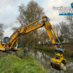 Ein Bagger setzt Störsteine in der Ilm. Die Grundlage für neue Strukturen im Gewässer