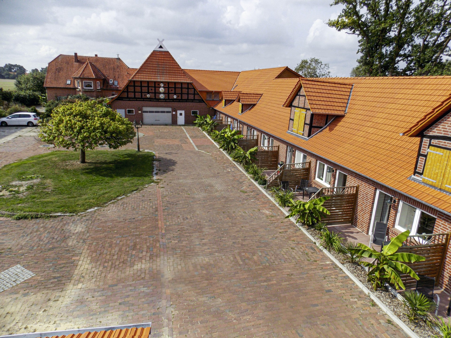 Es stehen diverse Ferienwohnungen und Studios für bis zu 10 Personen zur Verfügung.