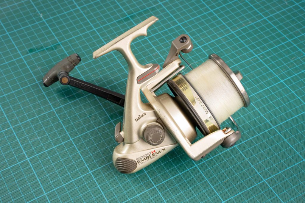 Angelrolle mit monofiler Schnur