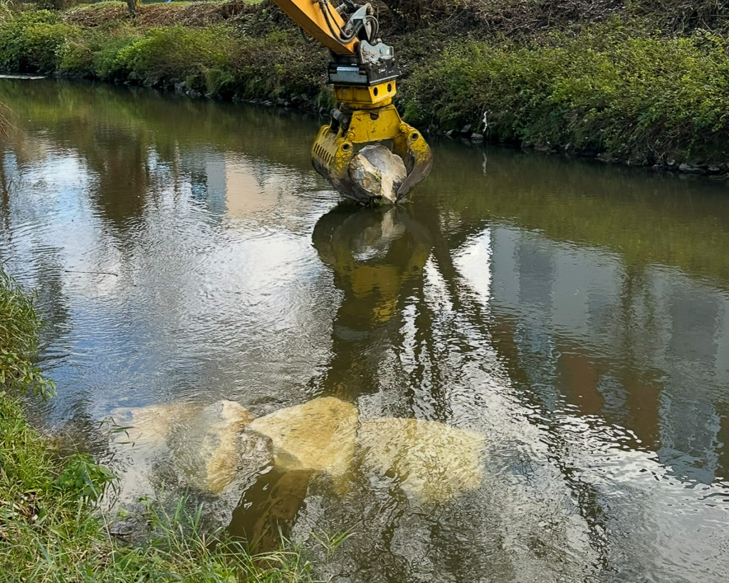 Schweres Gerät im Einsatz für die Renaturierung der Ilm,