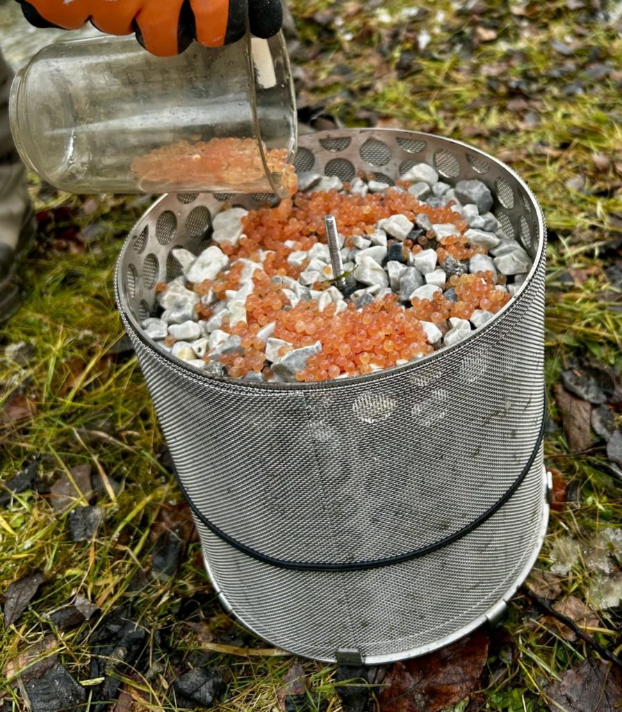Zum Einsatz kamen beim Einsatz der Bachforelleneier sogenannte Artificial Nests in Form von Cocooning-Systemen und Brutboxen, die entlang der Ruetz sowie in geeigneten Zubringerbächen platziert wurden.