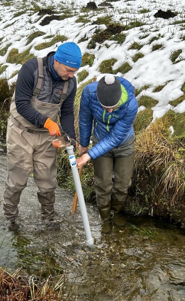Insgesamt wurden 20.000 Bachforelleneier in der Ruetz eingebracht.
