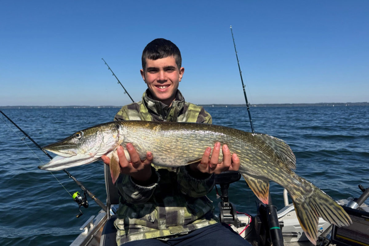 Angler mit Hecht auf Boot