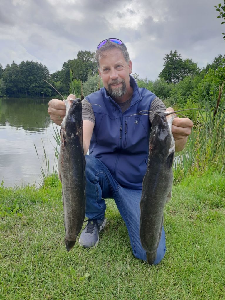 Angler mit zwei Afrowelsen