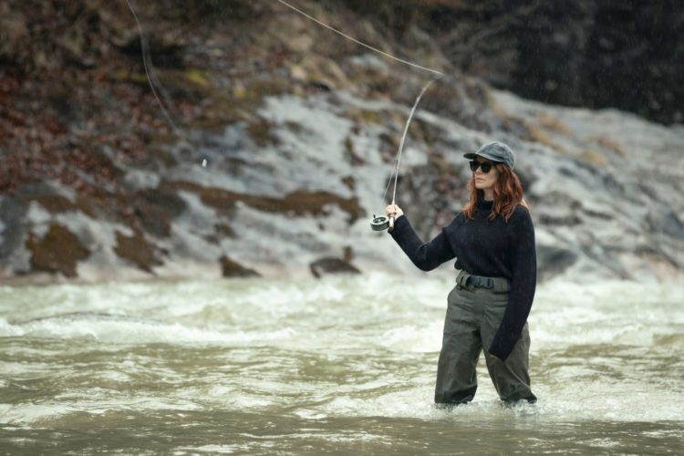 Garmisch-Krimi „Wolfsmord“ Lavinia Wilson beim Fliegenfischen