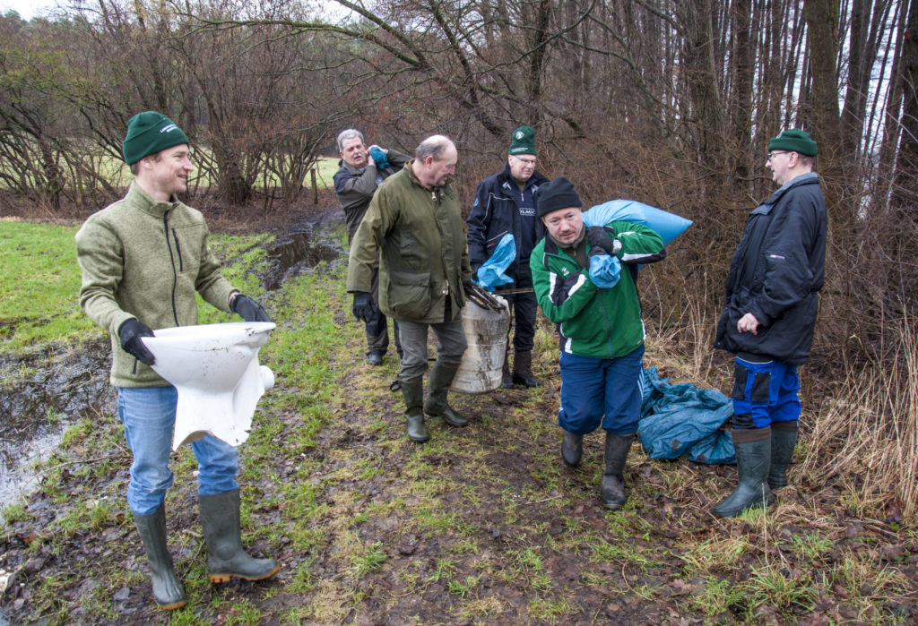 Auch Müllsammeln gehört mit zur Gewässerpflege