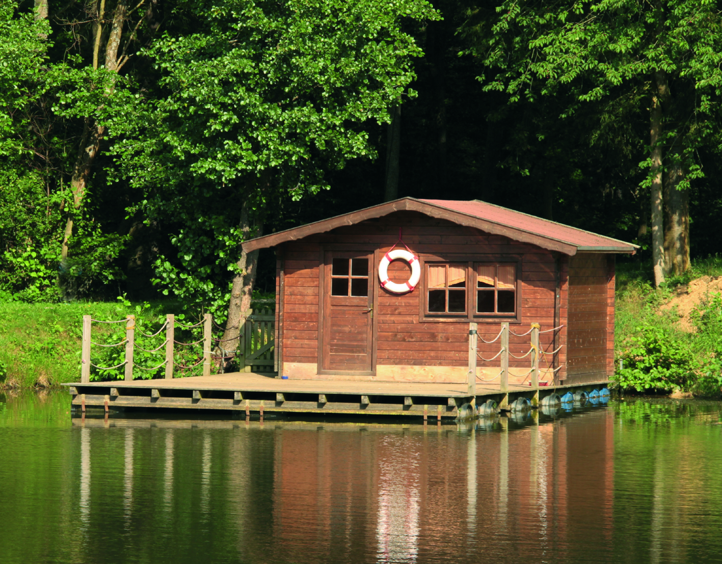 Am Ufer der beiden größten Seen stehen insgesamt acht komfortabel eingerichtete Seehütten mit Betten und Heizung.