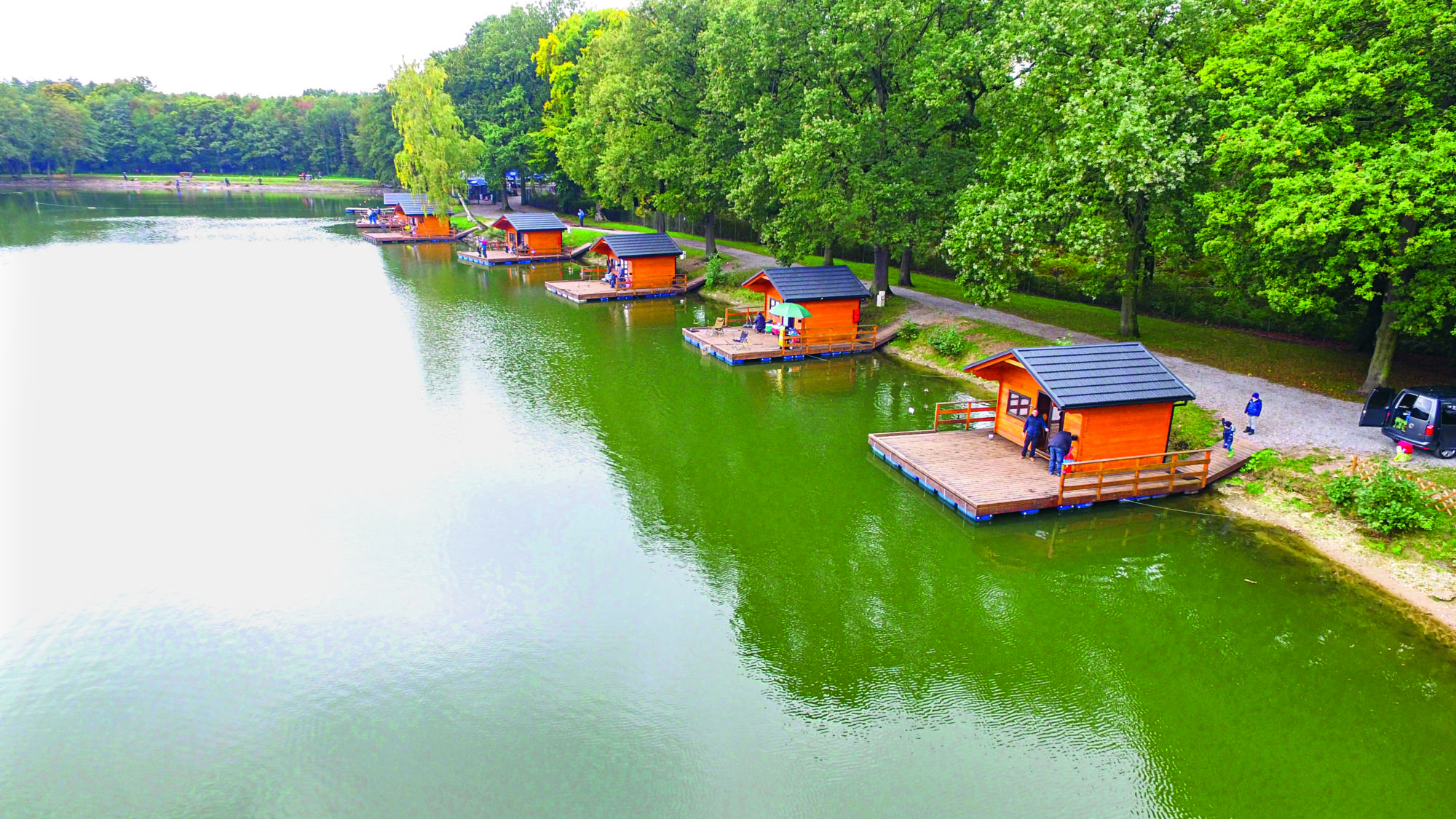 Die sechs Hausboote bieten komfortable Angelplätze mit eigenem Privatsteg.