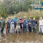 Teilnehmende des Workshops bei der praktischen Umsetzung des neuen Ansatzes zur Renaturierung der Diemel.