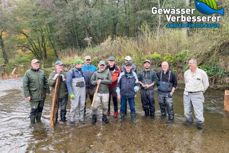 Teilnehmende des Workshops bei der praktischen Umsetzung des neuen Ansatzes zur Renaturierung der Diemel.