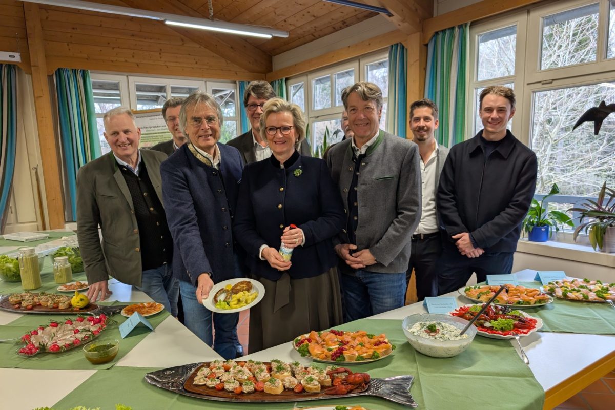 Bei „Bayern kann Fisch“ erlebten die Gäste die praktische Verarbeitung und Zubereitung heimischer Fischarten.