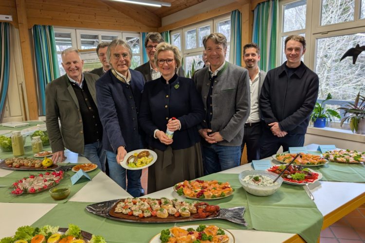 Bei „Bayern kann Fisch“ erlebten die Gäste die praktische Verarbeitung und Zubereitung heimischer Fischarten.
