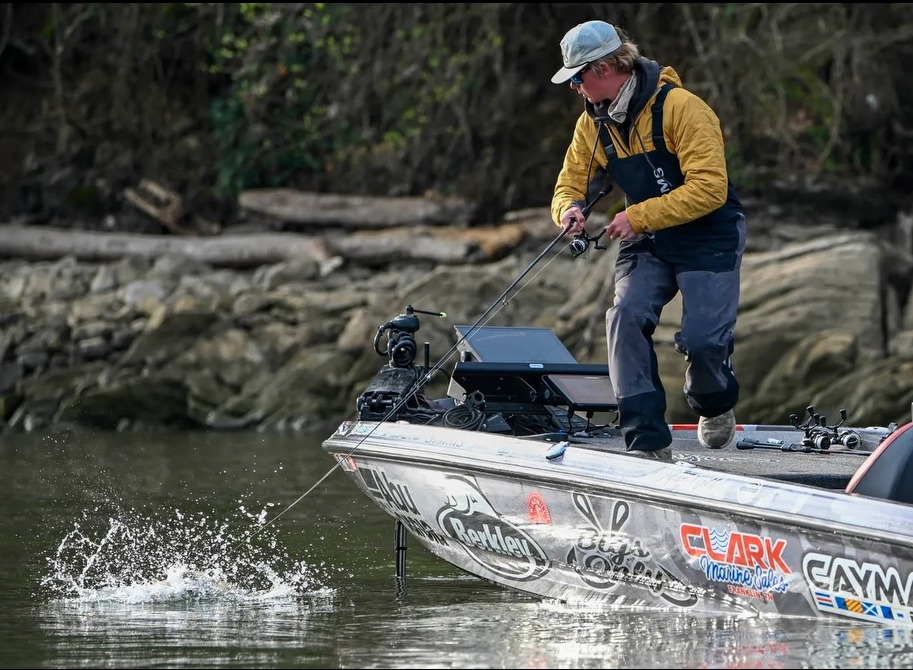 Dylan Nutt drillt einen Schwarzbarsch