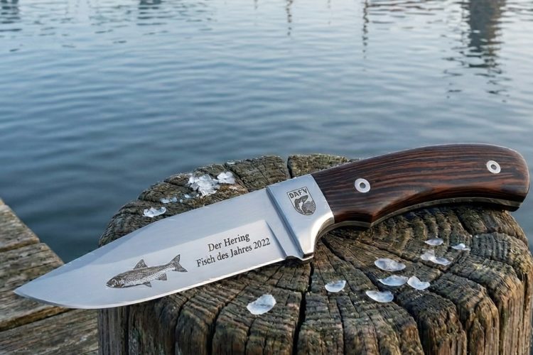 Die Heringe sind da! Und zum Saisonstart erhalten Blinker-User und Blinker-Leser die Sammler-Messer zum Fisch des Jahres Hering 2021 und 2022 25 Prozent günstiger.