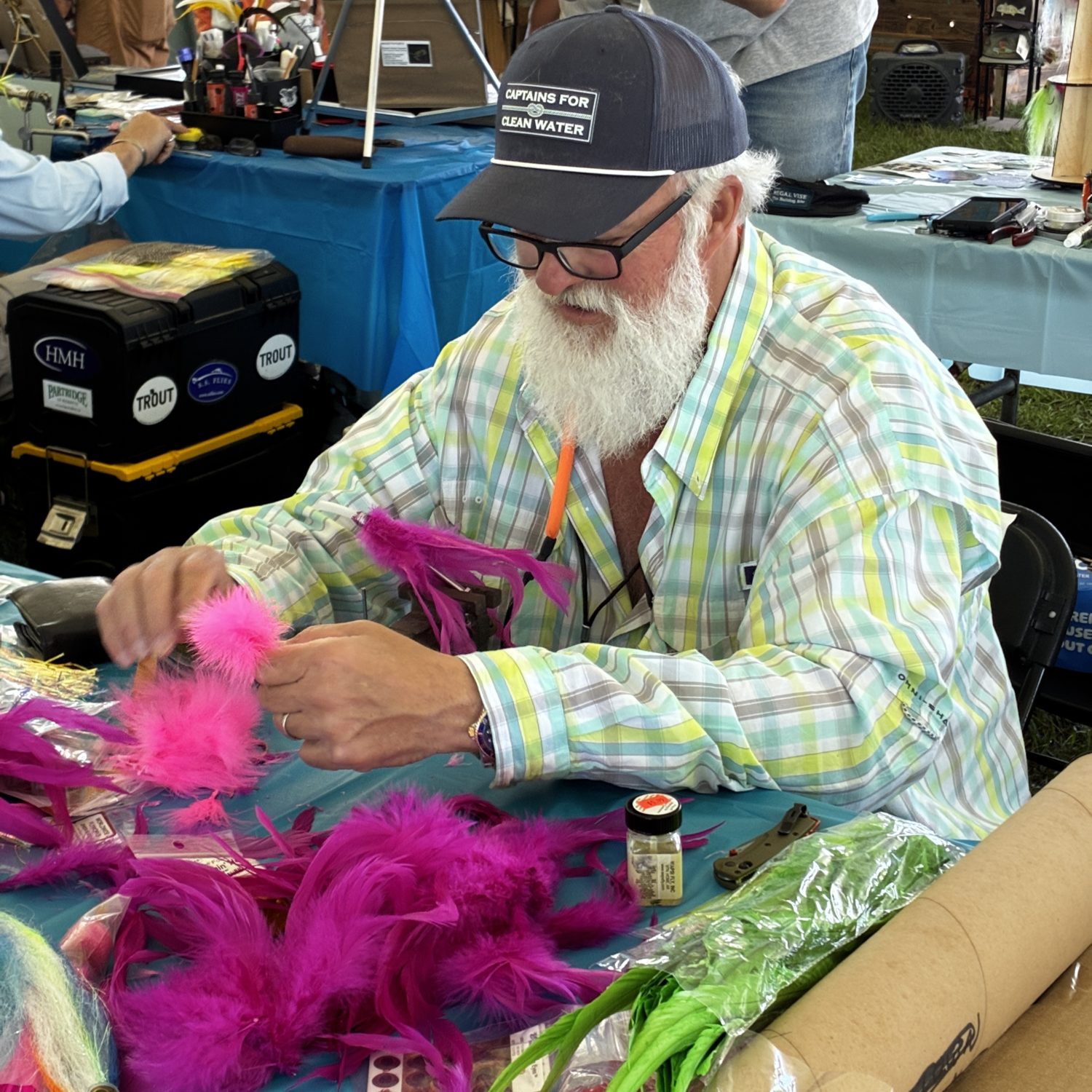 Jonny King beim Fliegenbinden.