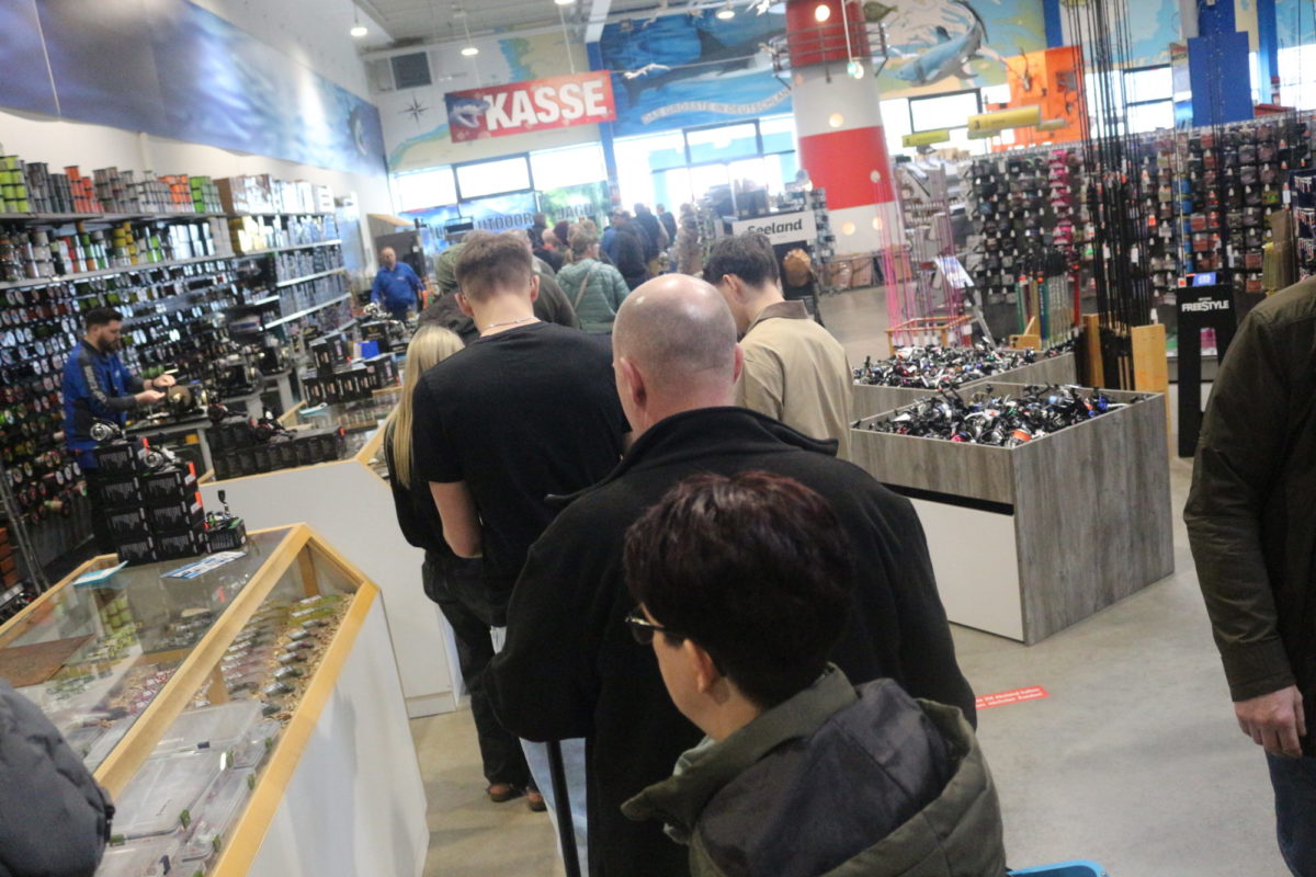 Schlange an der Kasse beim Futterfest bei Moritz Nord