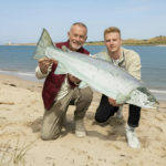 Diese Meerforelle ist fast einen Meter lang – und landet kurz nach dem Foto direkt an deiner Wand.