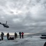 Minuten der Erleichterung: Per Hubschrauber wurden die Eisangler von der treibenden Eisscholle ausgeflogen.