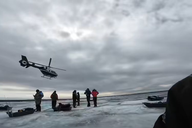 Minuten der Erleichterung: Per Hubschrauber wurden die Eisangler von der treibenden Eisscholle ausgeflogen.
