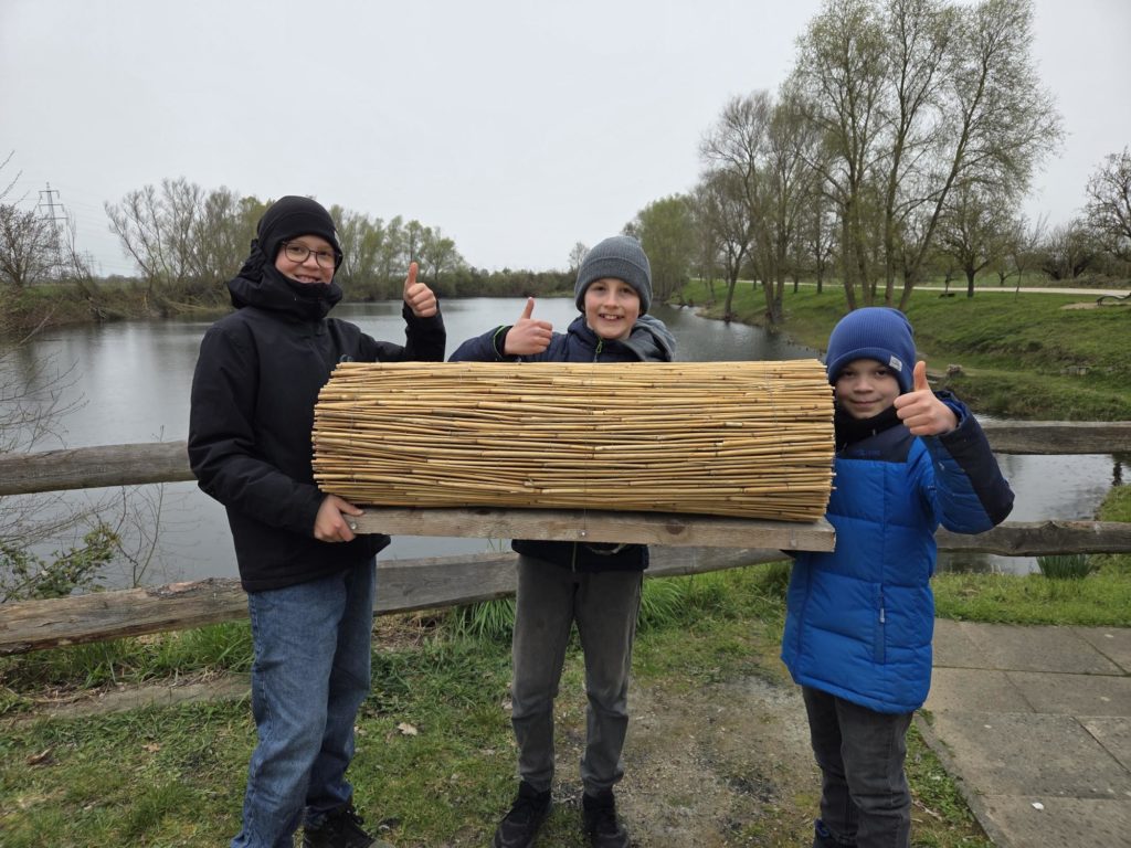 Jugendliche mit Nisthilfe