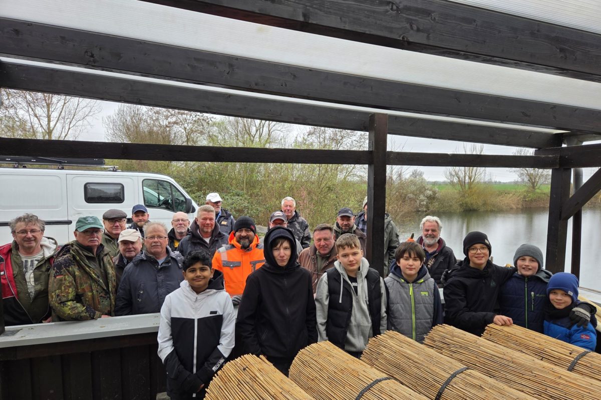 Angler und Jäger vom Gewässerschutzvereins Pfungstadt e.V.vor den fertigen Nisthilfen