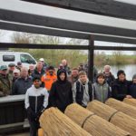 Angler und Jäger vom Gewässerschutzvereins Pfungstadt e.V.vor den fertigen Nisthilfen