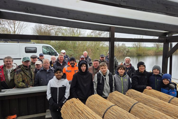 Angler und Jäger vom Gewässerschutzvereins Pfungstadt e.V.vor den fertigen Nisthilfen