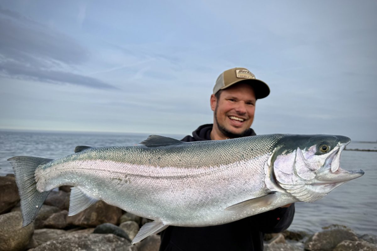 Fabian Frenzel mit eine 74 cm Steelhead Forelle