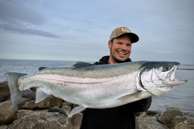 Fabian Frenzel mit eine 74 cm Steelhead Forelle