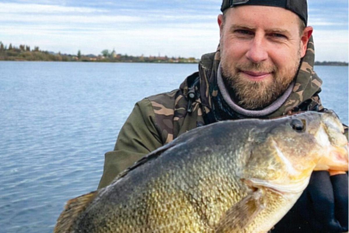 Barschkönig Anglerkönig Christian Wend mit 46 cm Barsch aus der Elbe Brandenburg