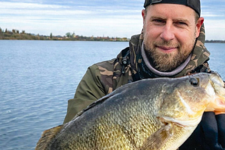 Barschkönig Anglerkönig Christian Wend mit 46 cm Barsch aus der Elbe Brandenburg