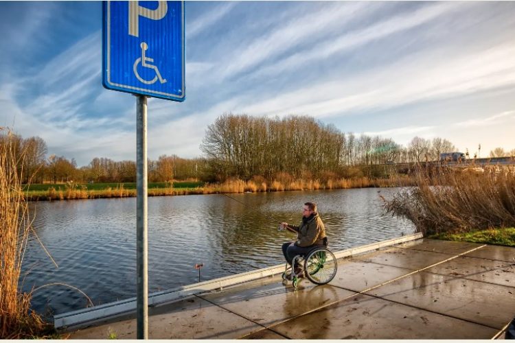 Angler im Rollstuhl.