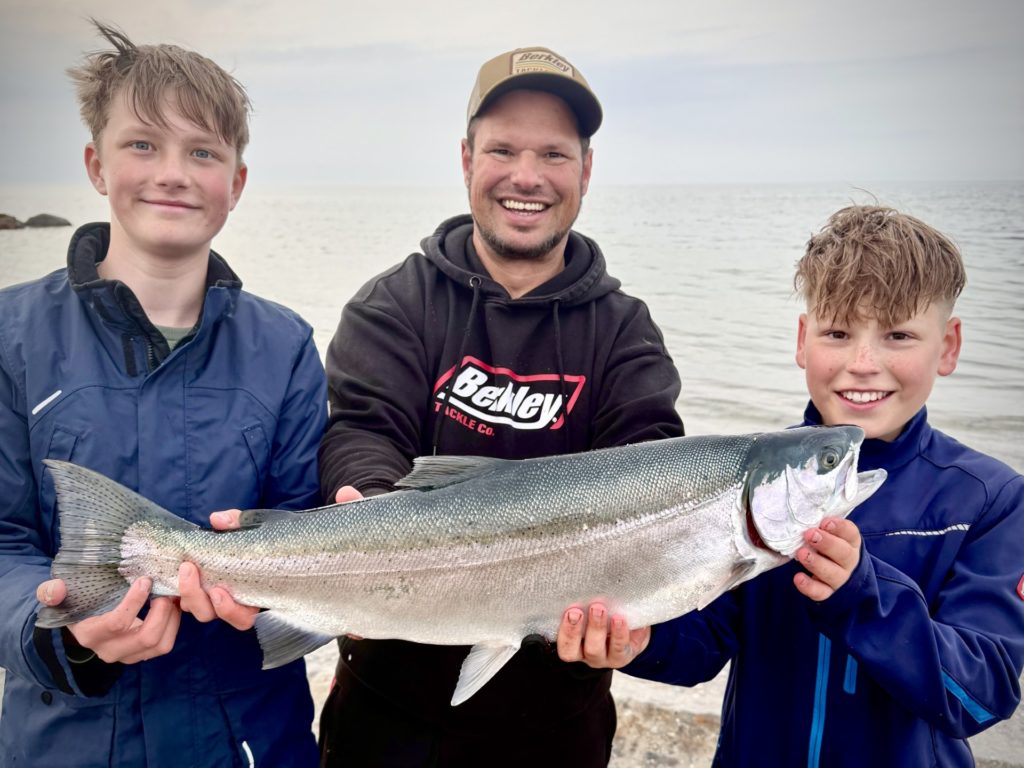 Fabian Frenzel mit eine 74 cm Steelhead und Junganglern