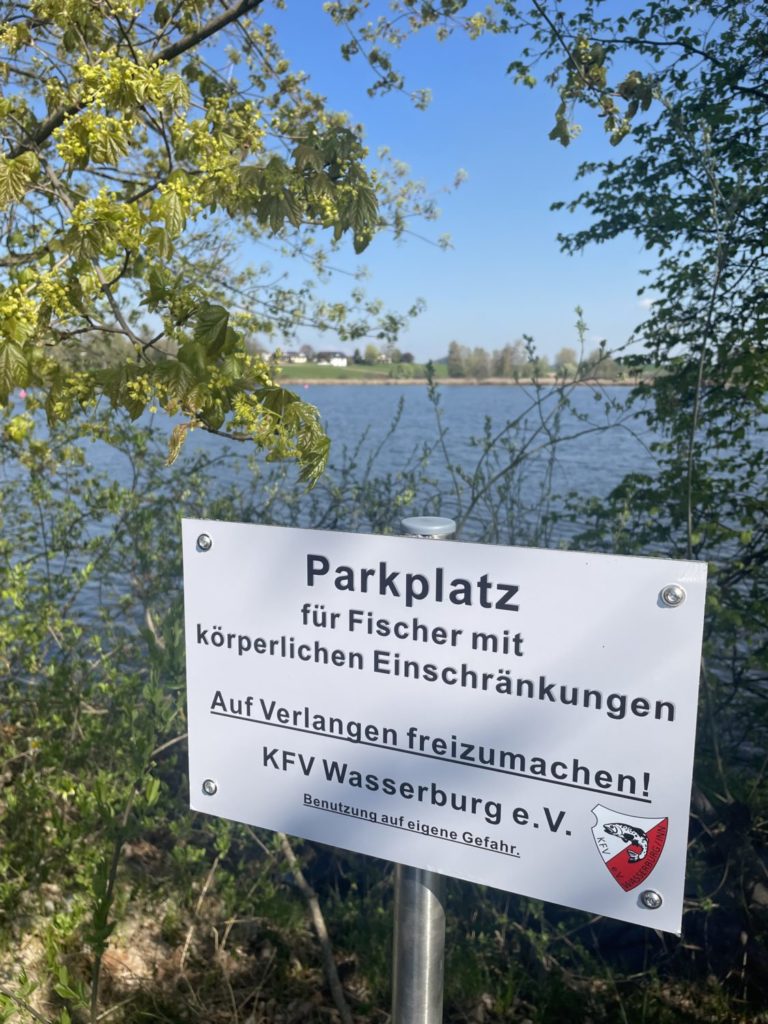 Schild Parkplatz barrierefreier Angelplatz