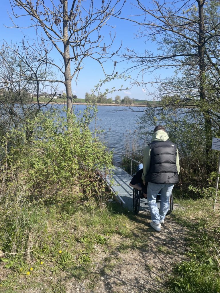 Auch die Zuwegung wurde gezielt auf ein barrierefreies Erreichen des Angelstegs ausgerichtet.