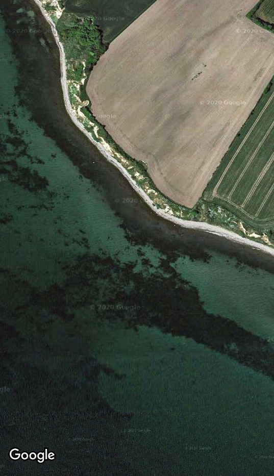 Google Maps ist nicht nur ein Navigationstool, die Satellitenansicht eignet sich auch zum Auskundschaften neuer Plätze. Eine hochauflösende, fotorealistische Darstellung des Bodens über, und auch unter Wasser (im Flachen) hilft dabei.