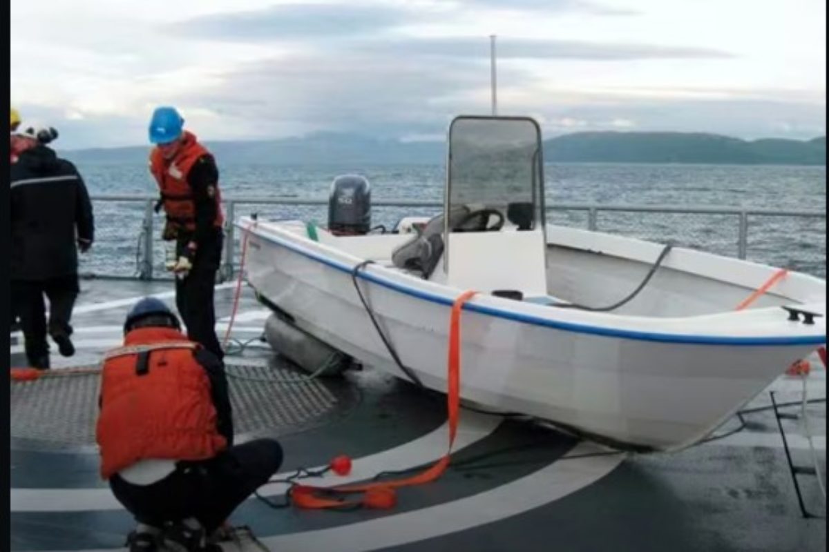 gekentertes Boot wird geborgen