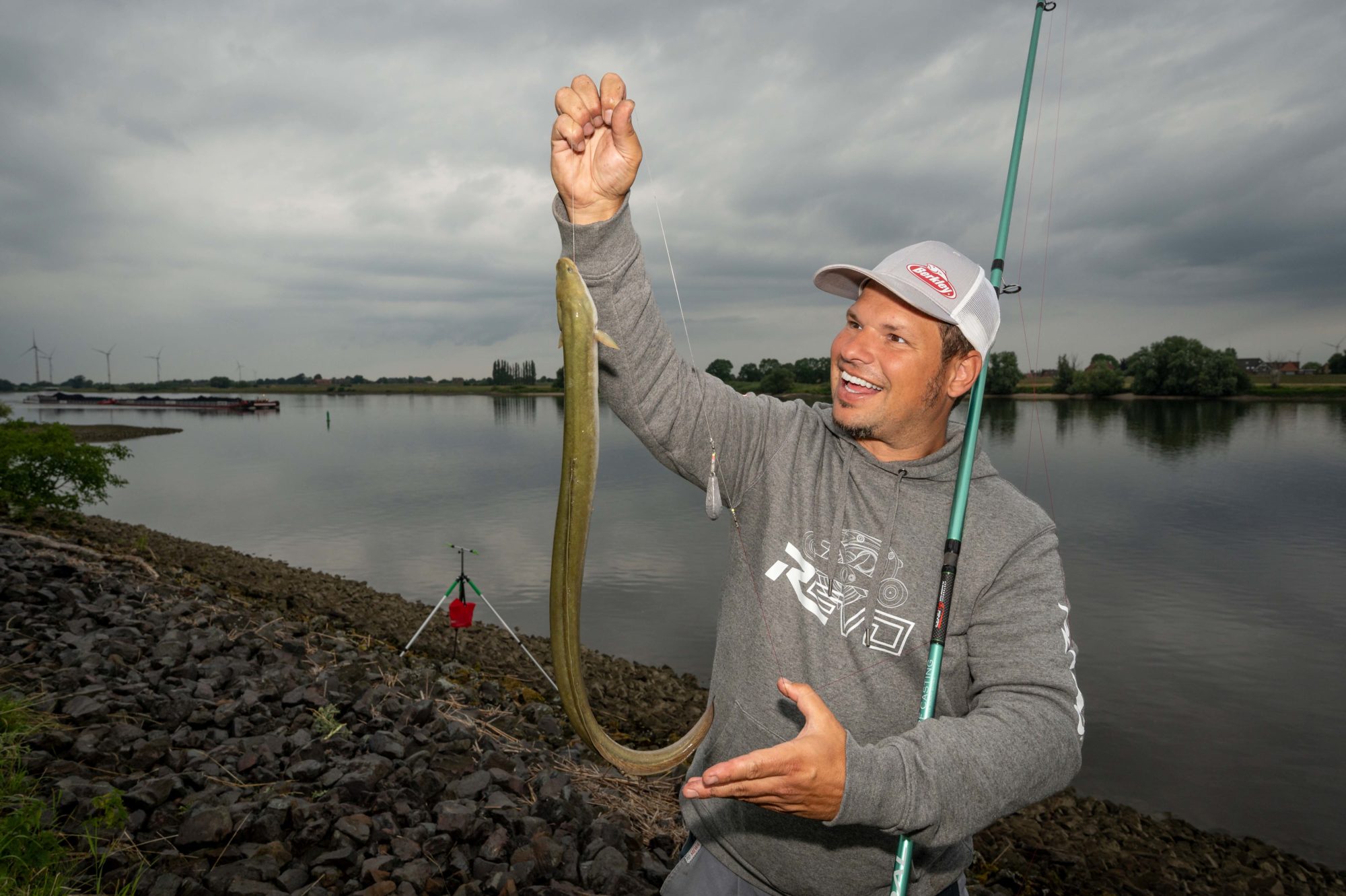 Aalangler an der Elbe