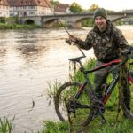 Angler hakt wertvolles Rennrad