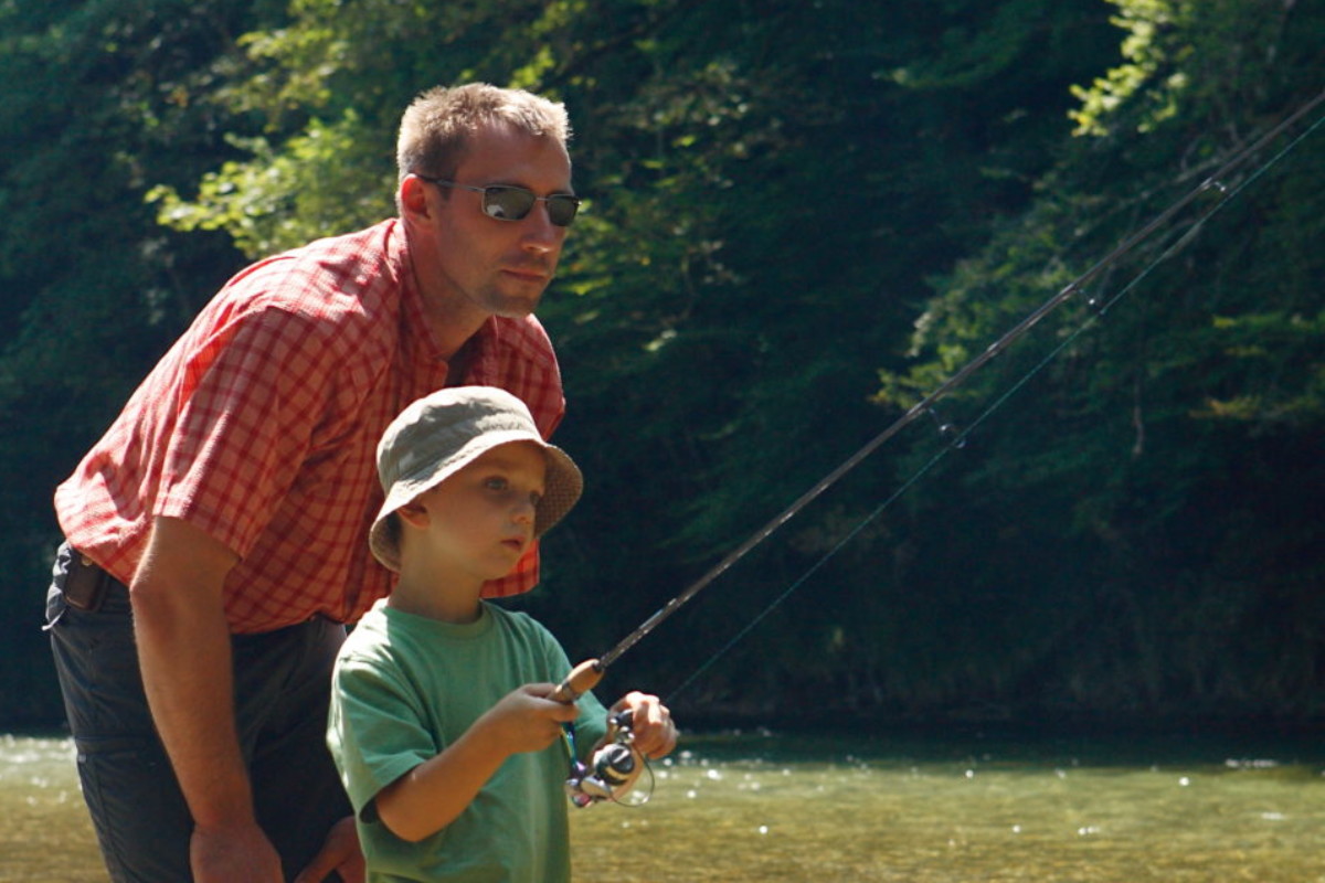 Vater und Sohn beim gemeinsamen angeln.