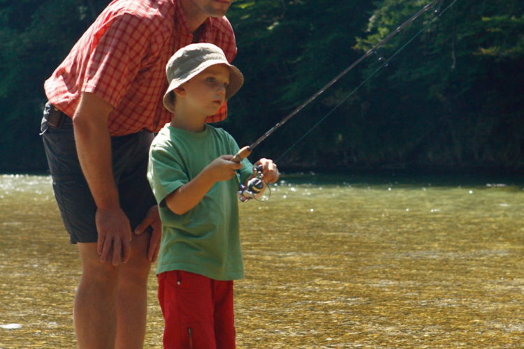 Vater und Sohn beim gemeinsamen angeln.