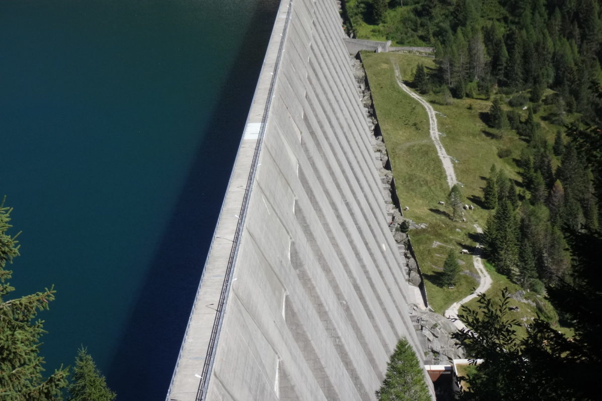 Beispielfoto: Eine Staumauer macht aus einem fließenden Gewässer ein stehendes World Fish Migration Day 23. Mai
