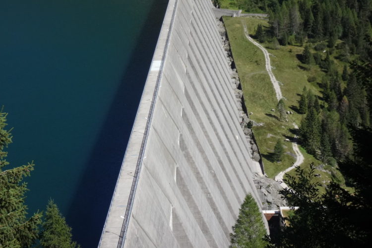 Beispielfoto: Eine Staumauer macht aus einem fließenden Gewässer ein stehendes World Fish Migration Day 23. Mai