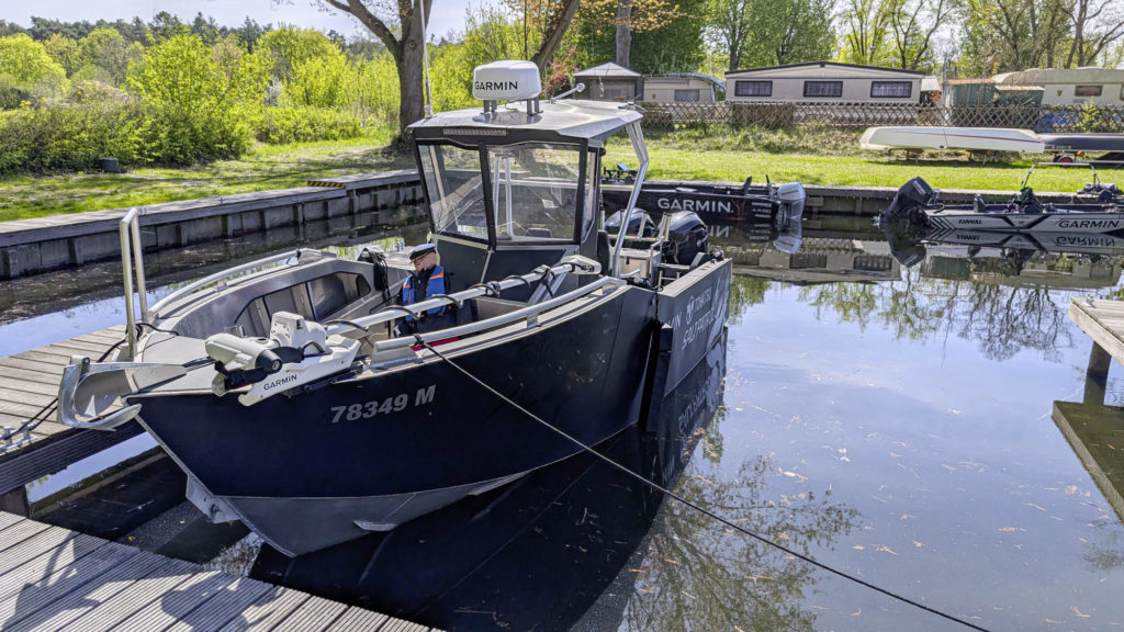 Oben im Boot döst der Angler und unter ihm fühlen sich die Barsche im Schatten sicher.